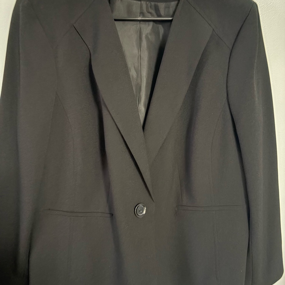 BLACK FRIDAY SALE🖤🖤🖤.  Ladies Jones studios black blazer.